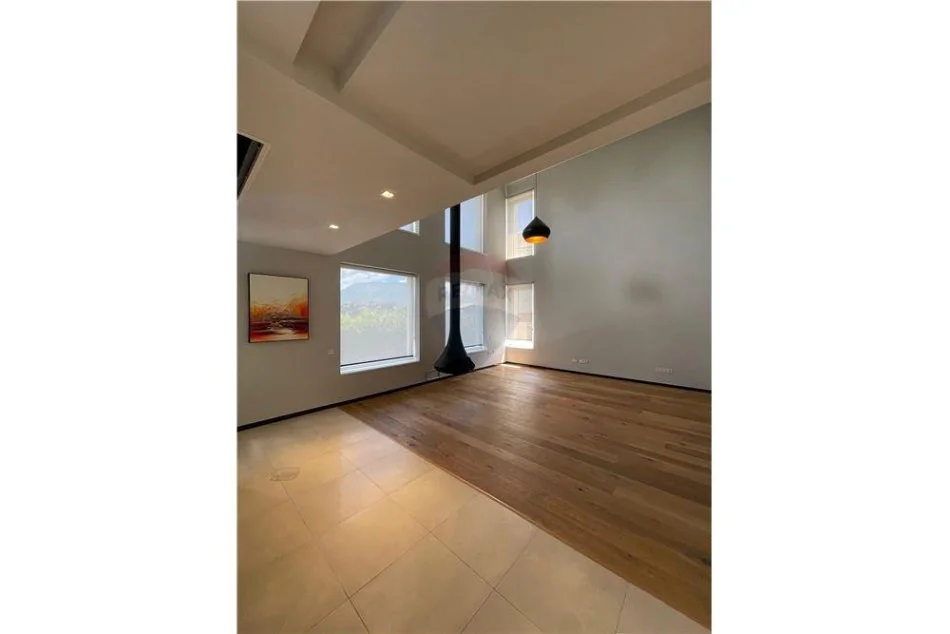 Tirane, jepet me qera 5+1+Aneks+Ballkon Kati 0, 900 m² 4.000 € (Mju Bathore)