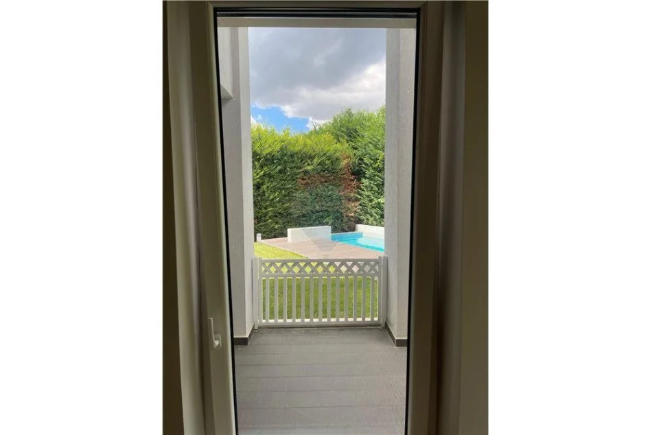 Tirane, jepet me qera 5+1+Aneks+Ballkon Kati 0, 900 m² 4.000 € (Mju Bathore)