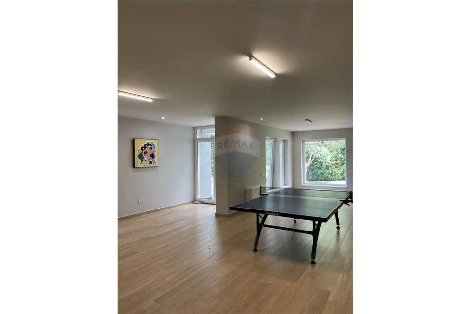 Tirane, jepet me qera 5+1+Aneks+Ballkon Kati 0, 900 m² 4.000 € (Mju Bathore)