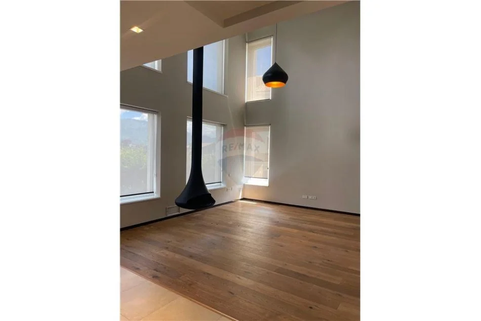 Tirane, jepet me qera 5+1+Aneks+Ballkon Kati 0, 900 m² 4.000 € (Mju Bathore)