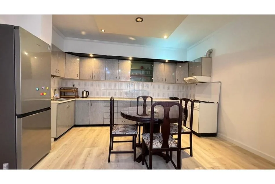 Tirane, jepet me qera apartament 3+1+Ballkon Kati 3, 146 m² 550 € (Brryli)