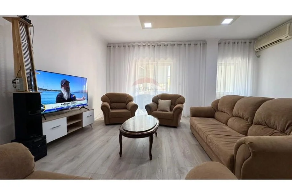 Tirane, jepet me qera apartament 3+1+Ballkon Kati 3, 146 m² 550 € (Brryli)