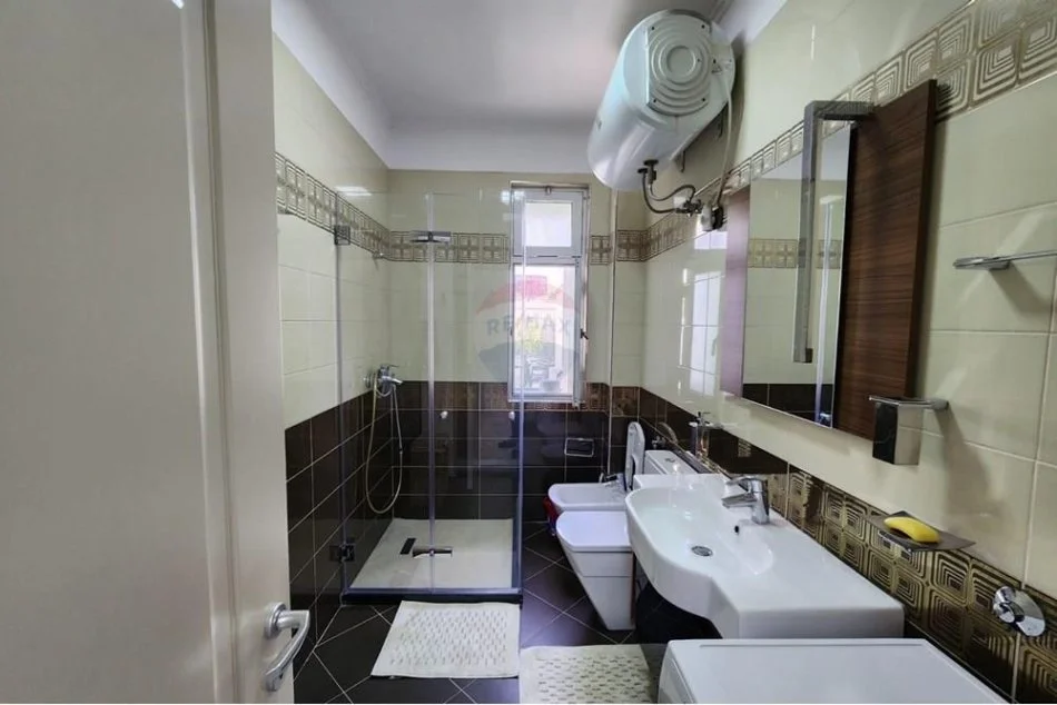 Tirane, jepet me qera apartament 1+1 Kati 3, 75 m² 700 € (Rruga Elbasanit)