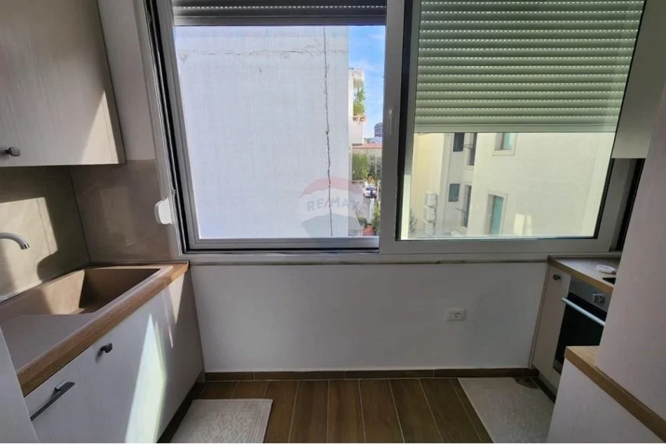 Tirane, jepet me qera apartament 1+1 Kati 3, 75 m² 700 € (Rruga Elbasanit)