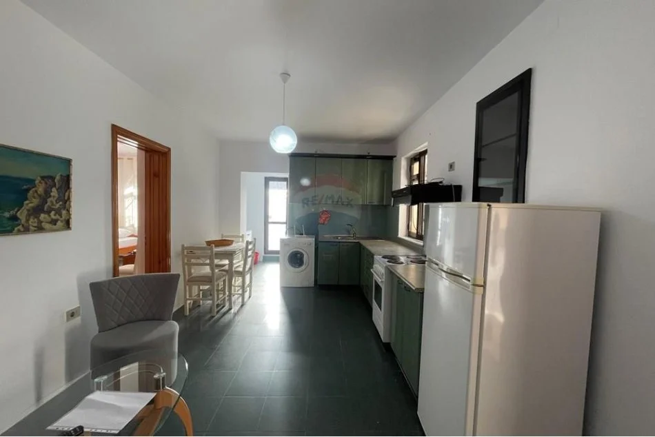 Tirane, jepet me qera apartament 1+1+Ballkon Kati 2, 50 m² 450 € (21 dhjetori)