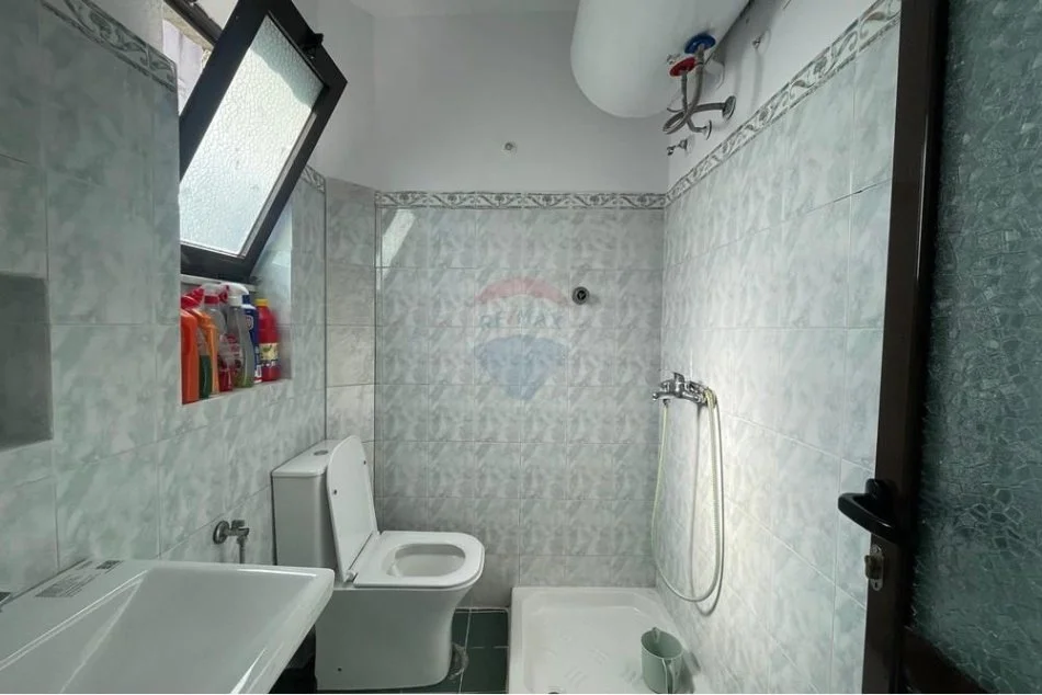 Tirane, jepet me qera apartament 1+1+Ballkon Kati 2, 50 m² 450 € (21 dhjetori)