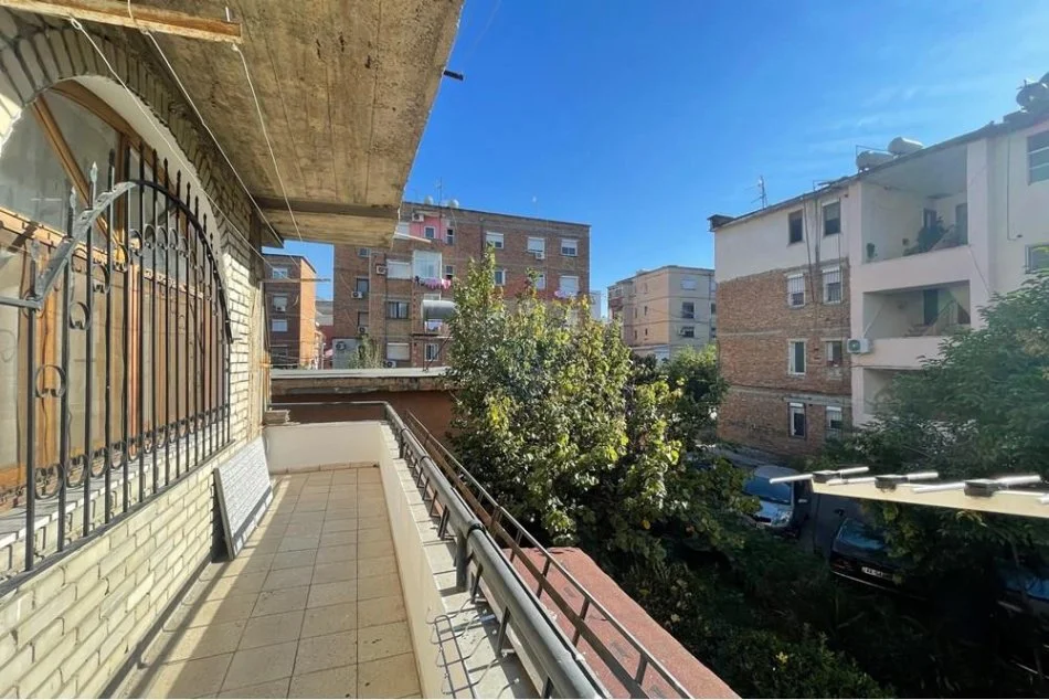Tirane, jepet me qera apartament 1+1+Ballkon Kati 2, 50 m² 450 € (21 dhjetori)