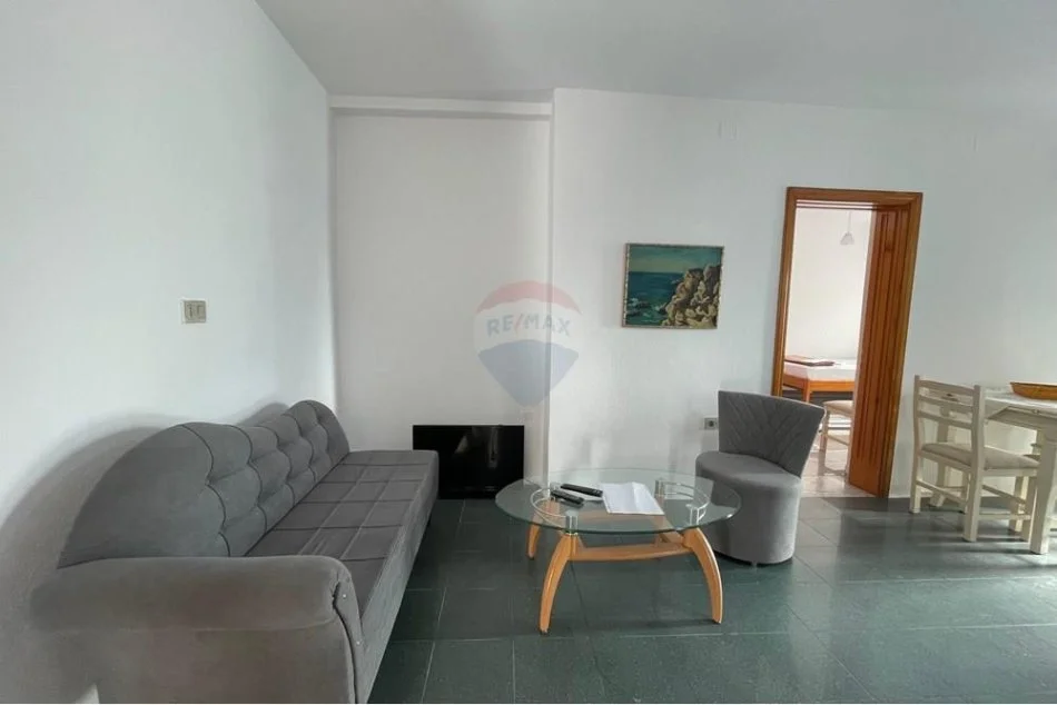 Tirane, jepet me qera apartament 1+1+Ballkon Kati 2, 50 m² 450 € (21 dhjetori)