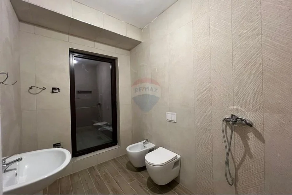Tirane, jepet me qera apartament 2+1 , 99 m² 700 € (Myslym Shyri)