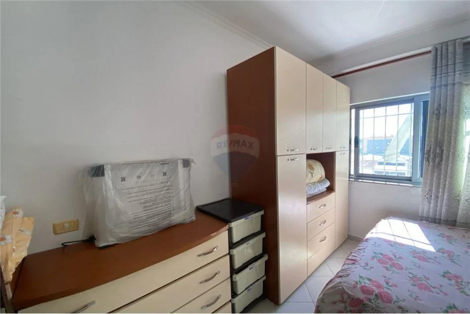 Tirane, jepet me qera apartament 1+1 Kati 7, 50 m² 300 € (Mezeze afer Teuta COMPANY)