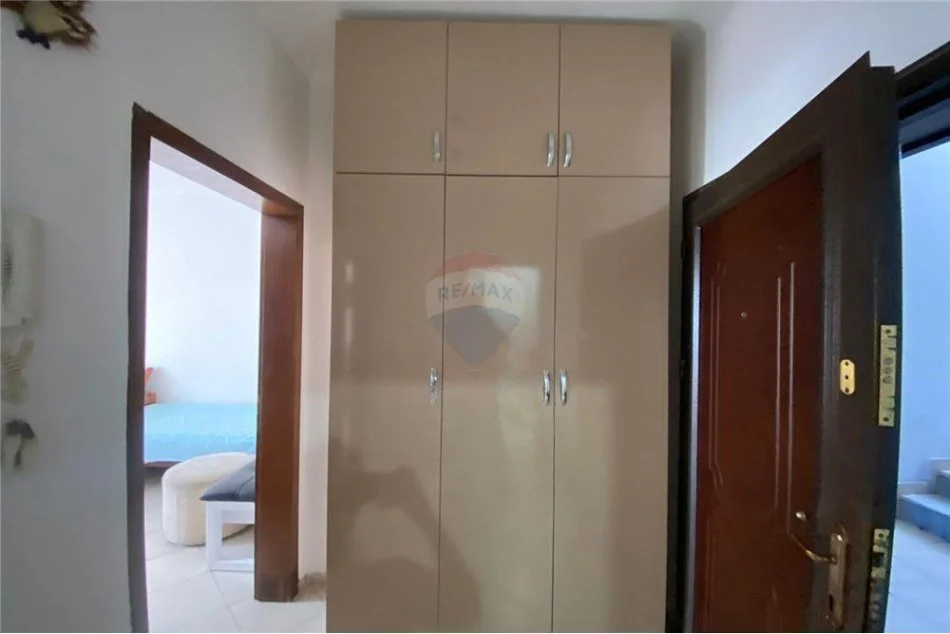 Tirane, jepet me qera apartament 1+1 Kati 7, 50 m² 300 € (Mezeze afer Teuta COMPANY)