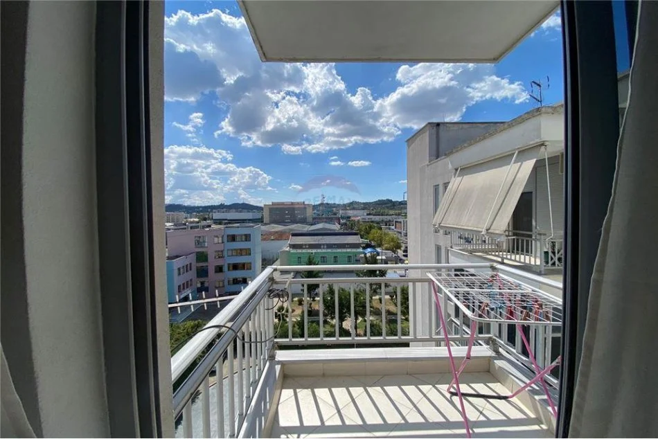 Tirane, jepet me qera apartament 1+1 Kati 7, 50 m² 300 € (Mezeze afer Teuta COMPANY)