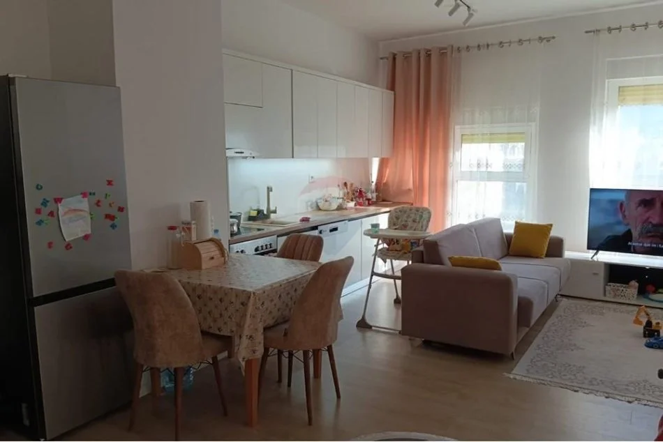 Tirane, jepet me qera apartament 2+1+Ballkon Kati 5, 70 m² 500 € (ALI DEM , KOMPLEKSI MANGALEM)