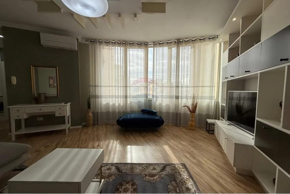 Tirane, jepet me qera apartament Kati 8, 78 m² 850 € 