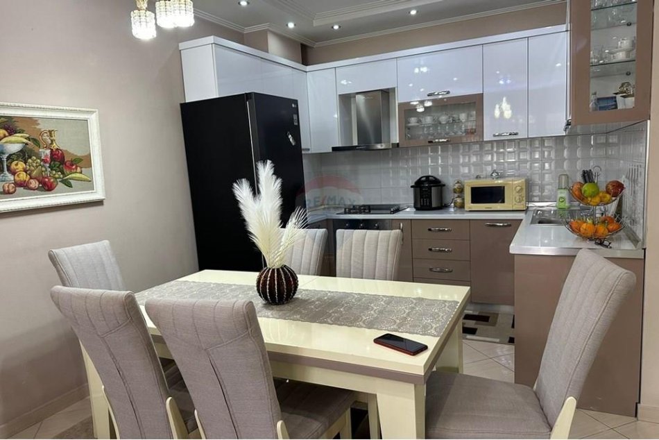 Tirane, jepet me qera apartament , 130 m² 600 € 