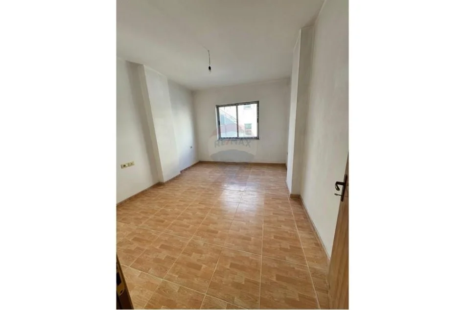 Tirane, shitet apartament 4+1+Ballkon , 132 m² 193.000 € (Liqeni i Thate)