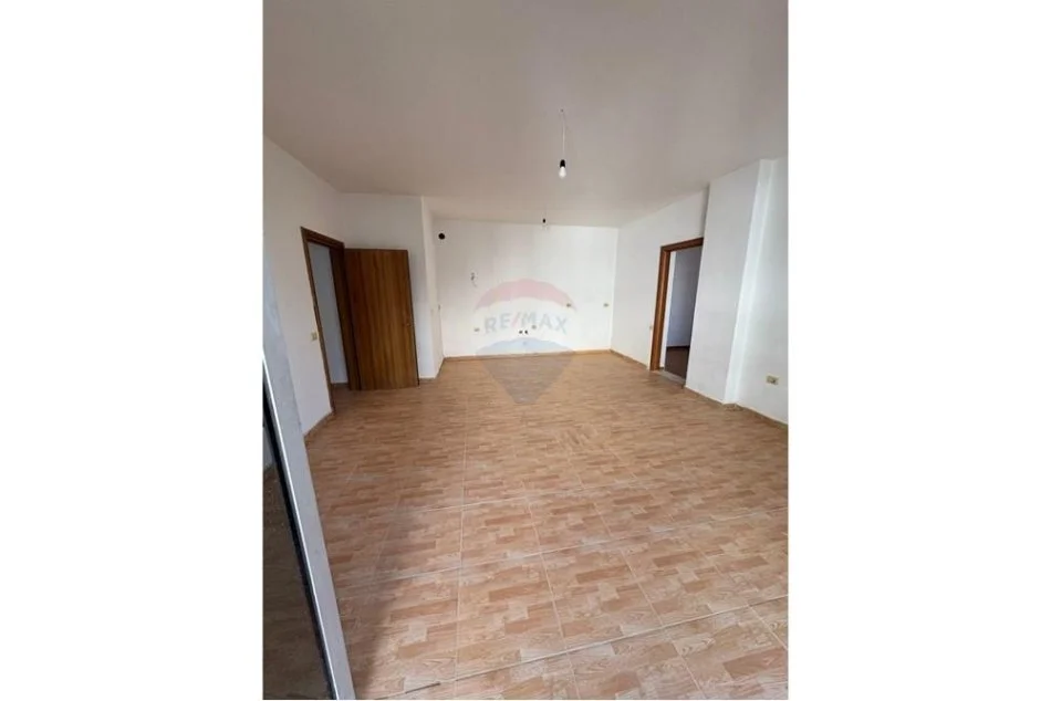 Tirane, shitet apartament 4+1+Ballkon , 132 m² 193.000 € (Liqeni i Thate)