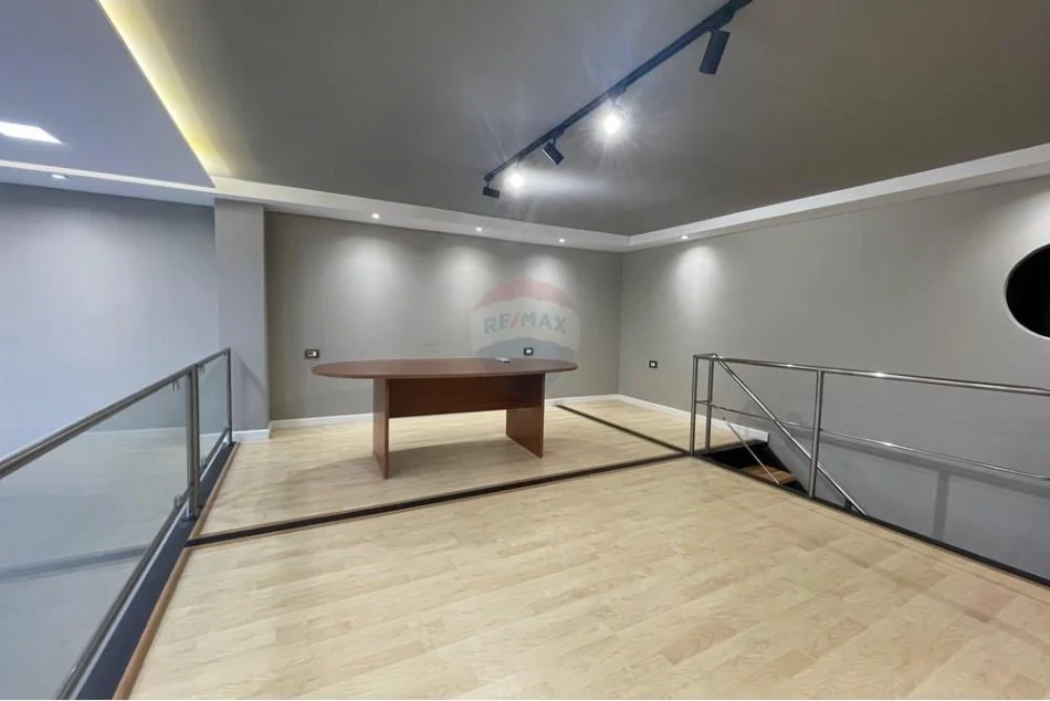 Tirane, jepet me qera ambjent biznesi Kati 0, 550 € (selite)
