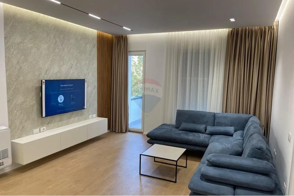 Durres, jepet me qera apartament 3+1+Ballkon Kati 1, 160 m² 1.000 € (Liqeni i Thate)