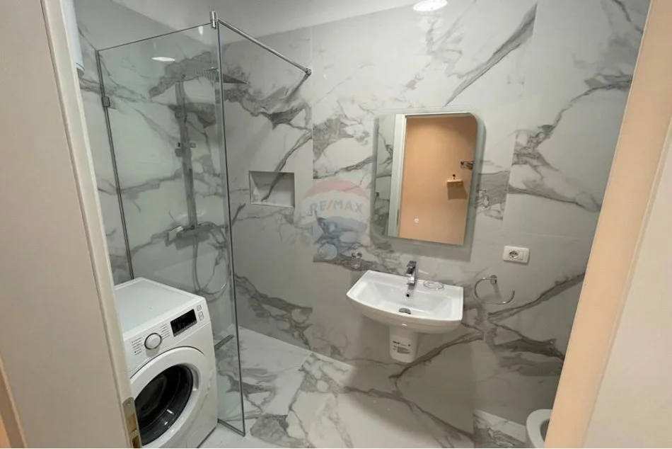 Durres, jepet me qera apartament 3+1+Ballkon Kati 1, 160 m² 1.000 € (Liqeni i Thate)