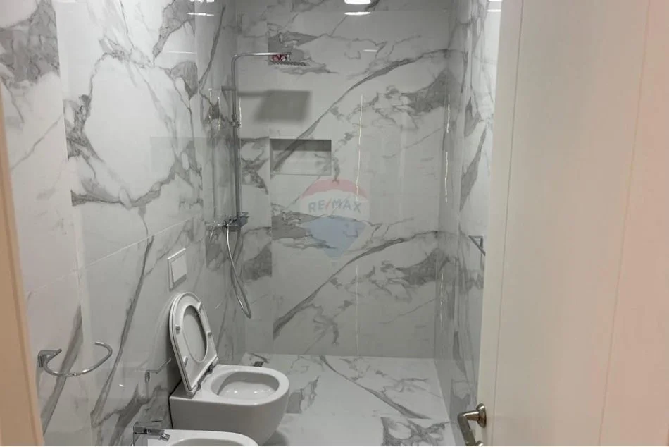 Durres, jepet me qera apartament 3+1+Ballkon Kati 1, 160 m² 1.000 € (Liqeni i Thate)