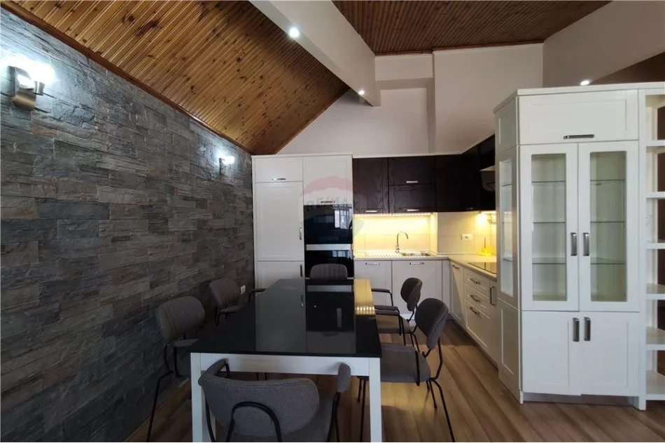 Tirane, jepet me qera apartament 3+1 Kati 10, 85 m² 800 € (Myslym Shyri)