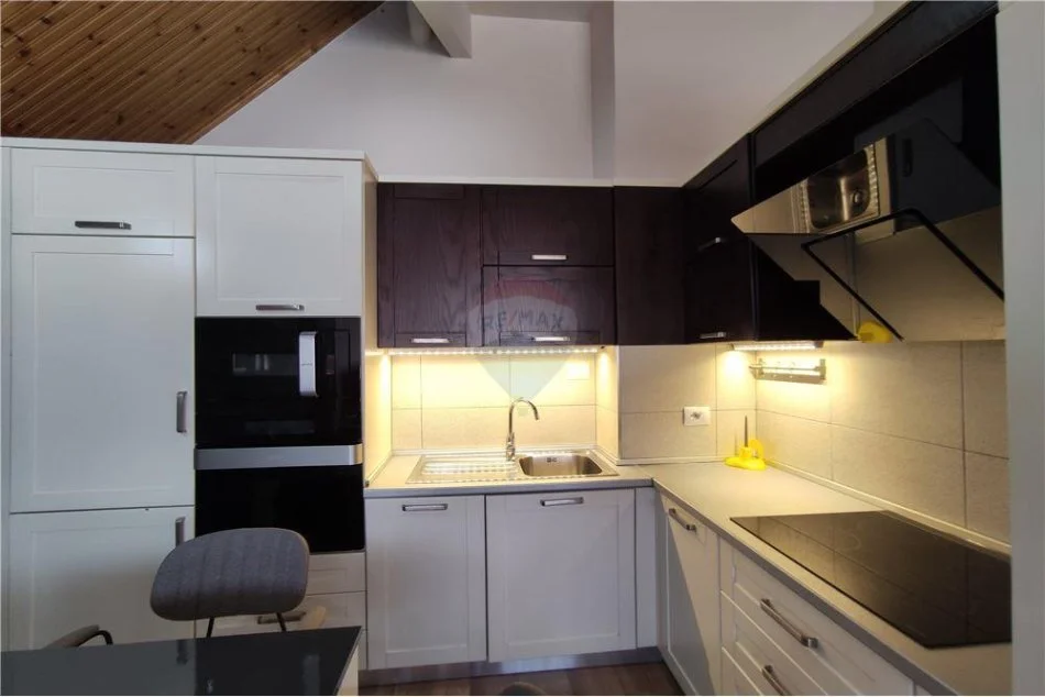 Tirane, jepet me qera apartament 3+1 Kati 10, 85 m² 800 € (Myslym Shyri)