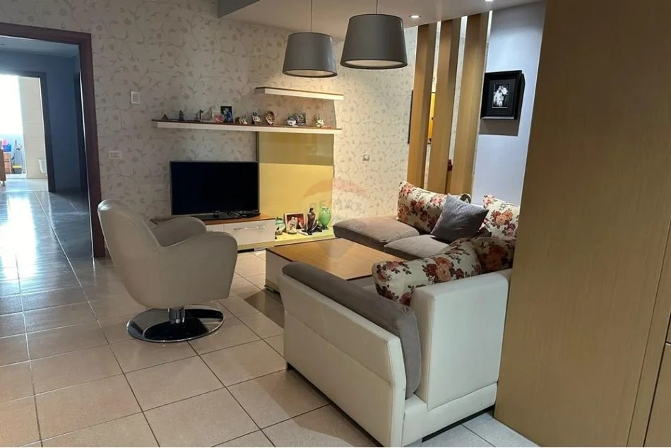 Tirane, shitet apartament 3+1 , 99 m² 87.000 € (Vore)