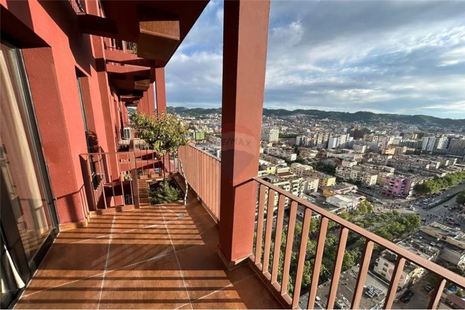 Tirane, jepet me qera apartament 2+1+Ballkon Kati 20, 73 m² 1.000 € (rruga e Kavajes)