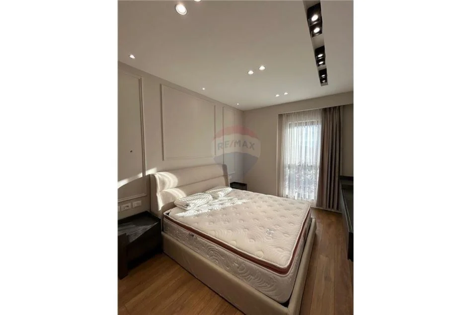 Tirane, jepet me qera apartament 2+1+Ballkon Kati 20, 73 m² 1.000 € (rruga e Kavajes)