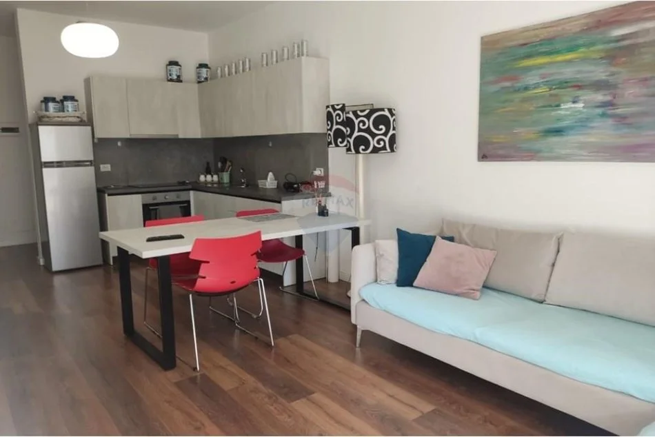 Tirane, shitet apartament Kati 7, 97 m² 175.500 € (Fusha Aviacionit)