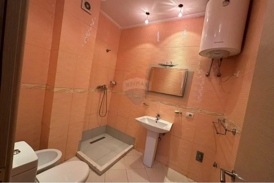 Tirane, jepet me qera apartament 3+1 Kati 4, 97 m² 600 € (Brryl)