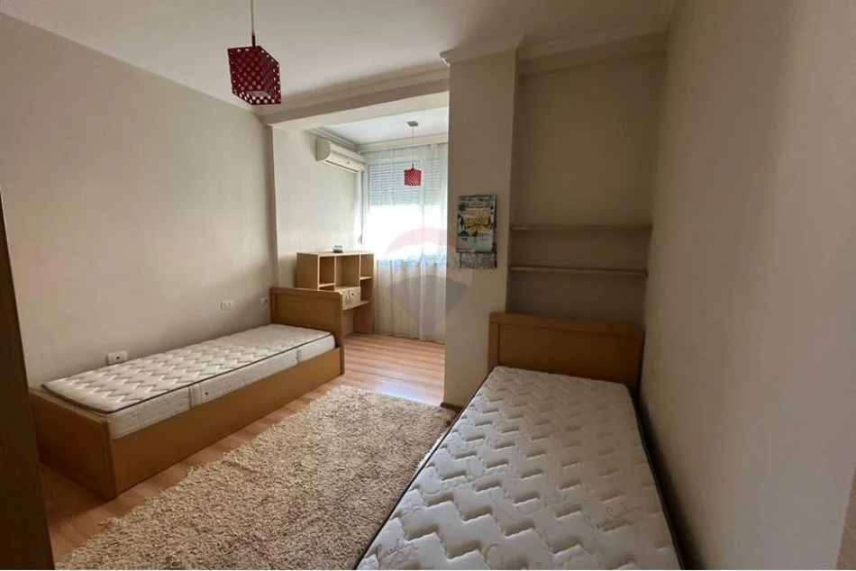 Tirane, jepet me qera apartament 3+1 Kati 4, 97 m² 600 € (Brryl)