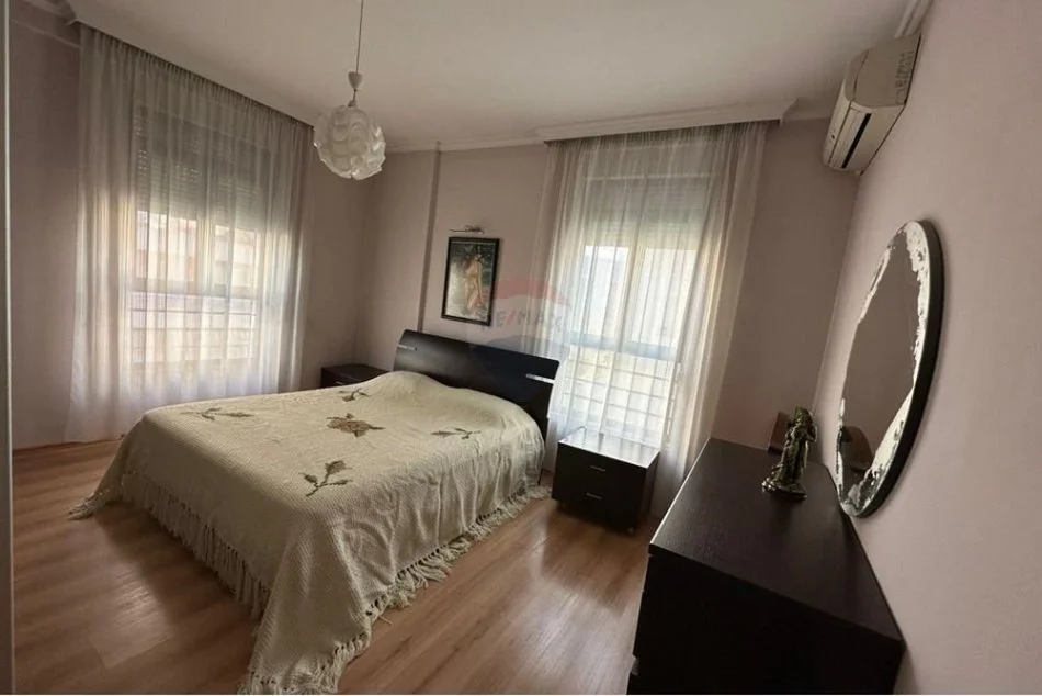 Tirane, jepet me qera apartament 3+1 Kati 4, 97 m² 600 € (Brryl)