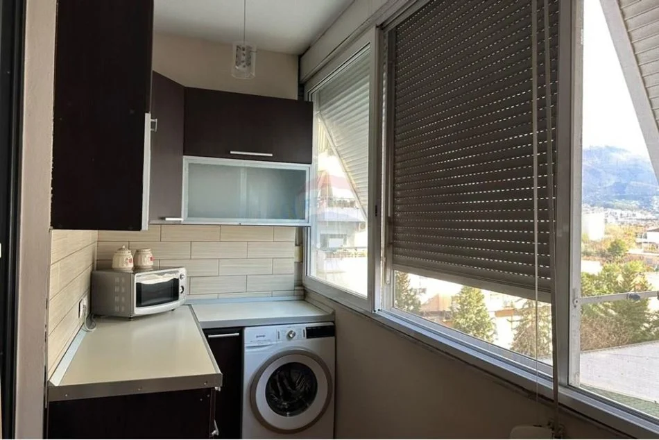 Tirane, jepet me qera apartament 3+1 Kati 4, 97 m² 600 € (Brryl)