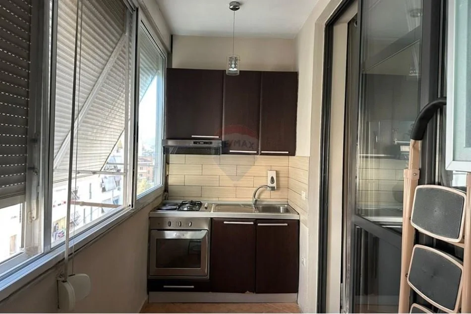 Tirane, jepet me qera apartament 3+1 Kati 4, 97 m² 600 € (Brryl)
