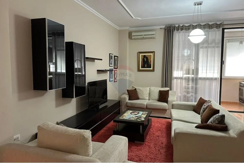 Tirane, jepet me qera apartament 3+1 Kati 4, 97 m² 600 € (Brryl)