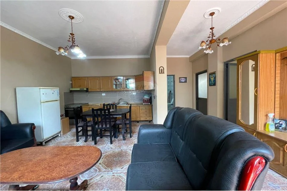 Tirane, jepet me qera apartament 3+1 Kati 1, 75 m² 400 € (Rruga Elbasanit)