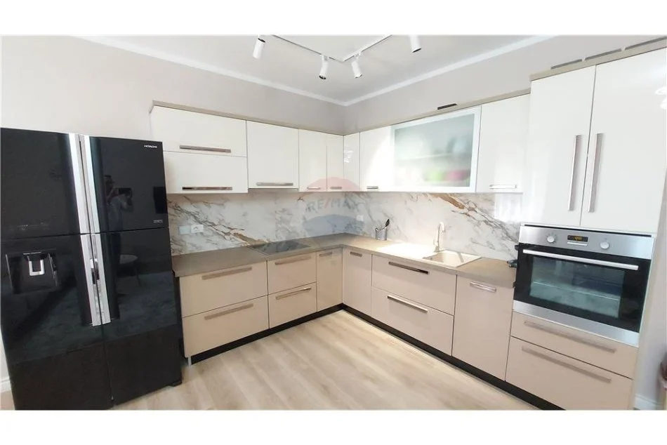 Tirane, jepet me qera apartament 2+1+Ballkon Kati 2, 71 m² 550 € (Liqeni i Thate)