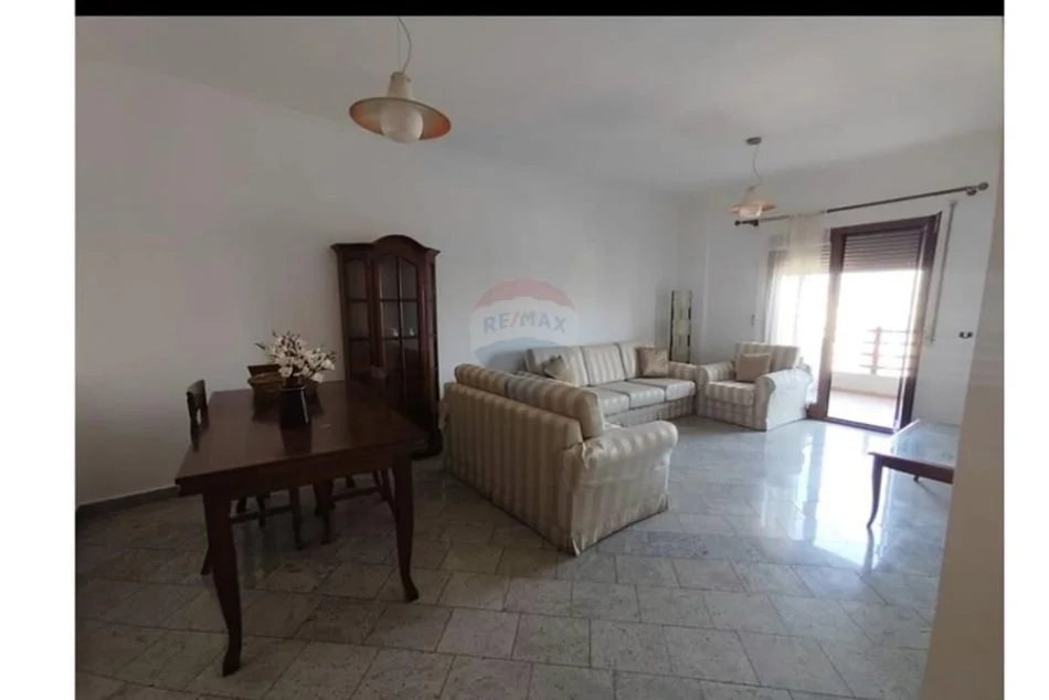 Tirane, jepet me qera apartament 2+1+Ballkon Kati 6, 105 m² 650 € (Rruga e Kavajes)