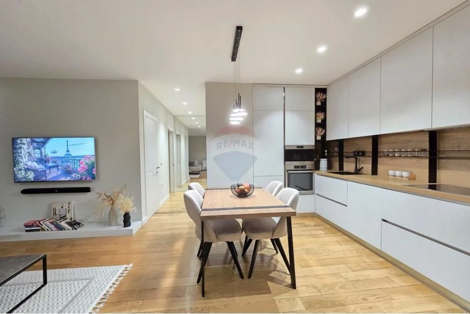 Tirane, shitet apartament 2+1+Ballkon Kati 4, 97 m² 229.000 € (Rruga e Dibres, Shkolla e Bashkuar)