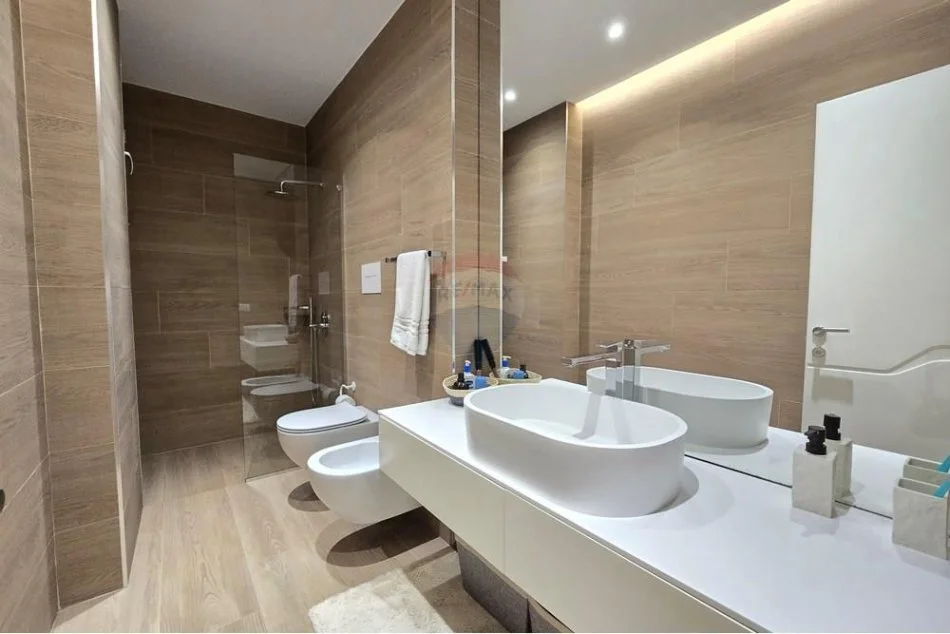 Tirane, shitet apartament 2+1+Ballkon Kati 4, 97 m² 229.000 € (Rruga e Dibres, Shkolla e Bashkuar)