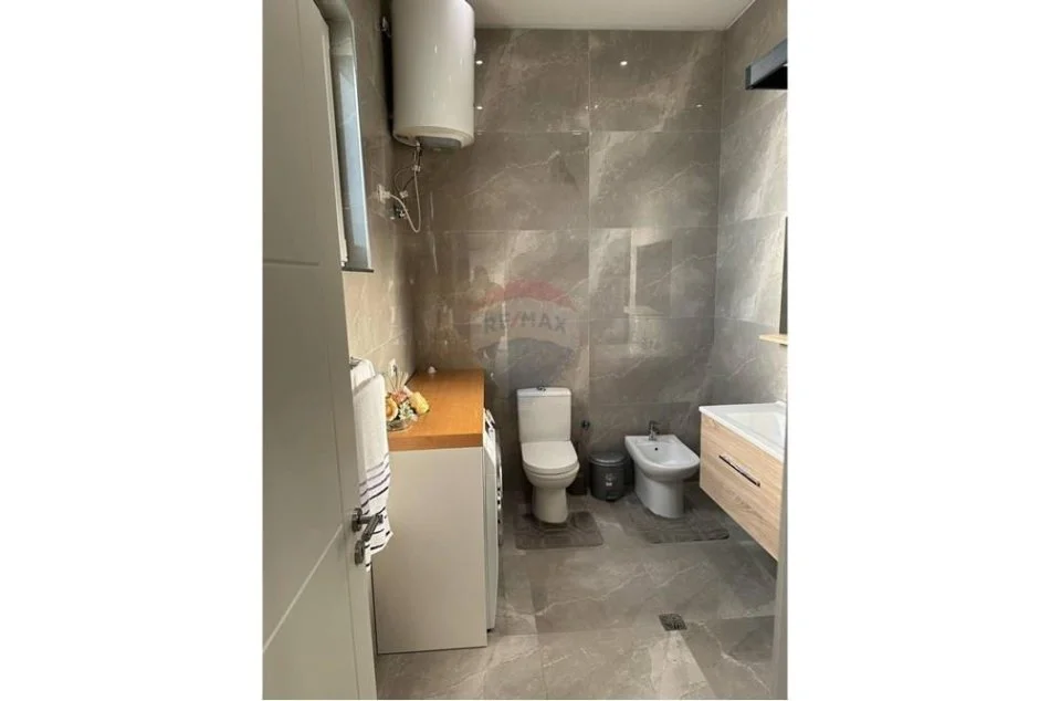 Tirane, jepet me qera 2+1+Aneks+Ballkon , 184 m² 601 € 