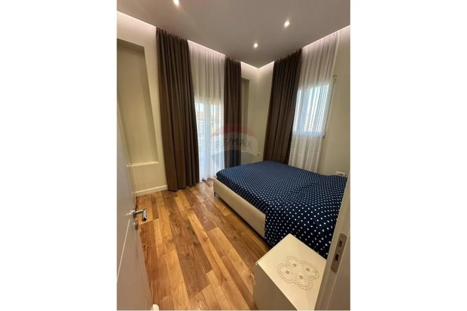 Tirane, jepet me qera 2+1+Aneks+Ballkon , 184 m² 601 € 