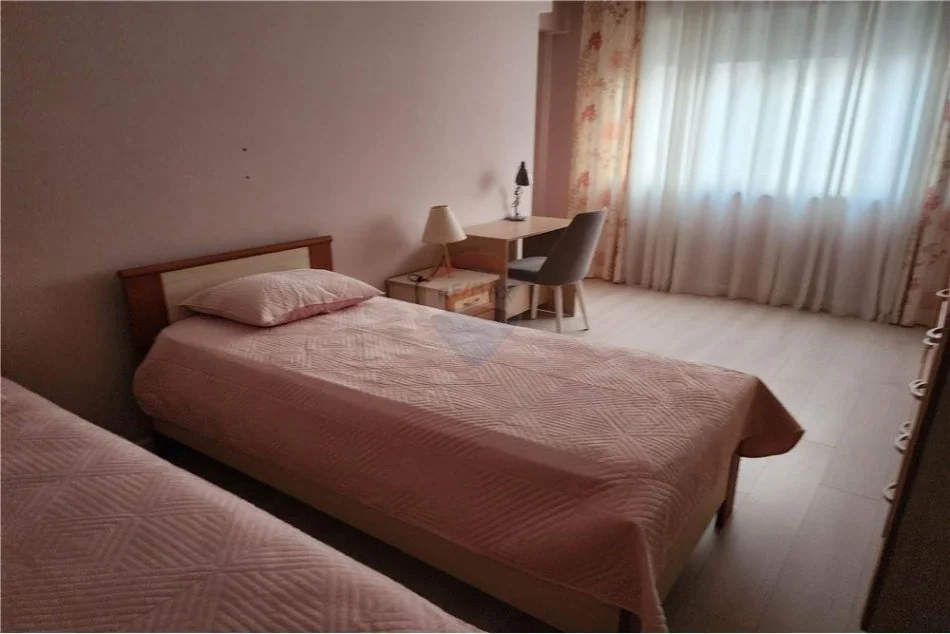 Tirane, jepet me qera apartament 2+1+Ballkon Kati 2, 100 m² 700 € (prane Vizionit Plus)