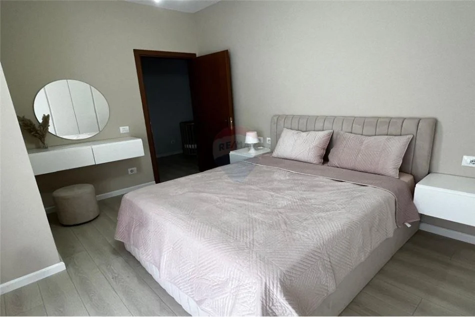 Tirane, jepet me qera apartament 2+1+Ballkon Kati 2, 100 m² 700 € (prane Vizionit Plus)