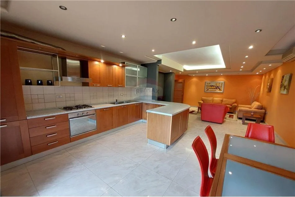 Tirane, jap me qera apartament 2+1+Aneks+Ballkon Kati 3, 130 m² 700 € (rruga e elbasanit)