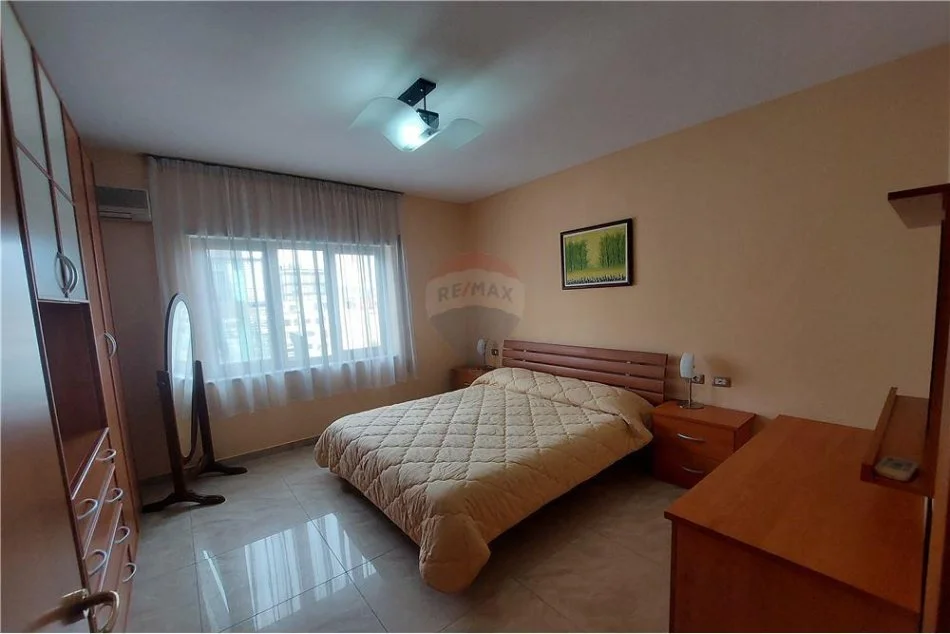 Tirane, jap me qera apartament 2+1+Aneks+Ballkon Kati 3, 130 m² 700 € (rruga e elbasanit)