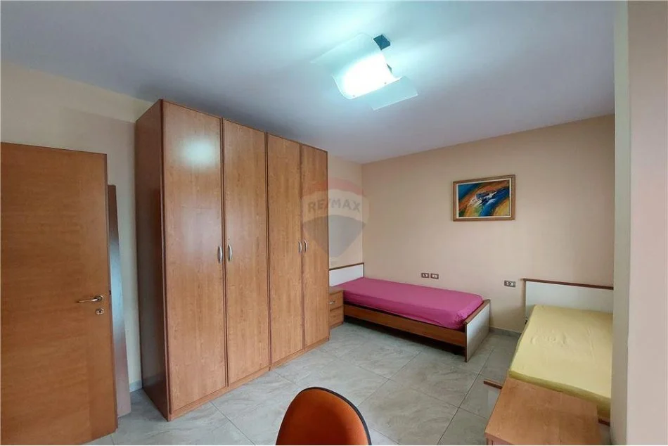 Tirane, jap me qera apartament 2+1+Aneks+Ballkon Kati 3, 130 m² 700 € (rruga e elbasanit)