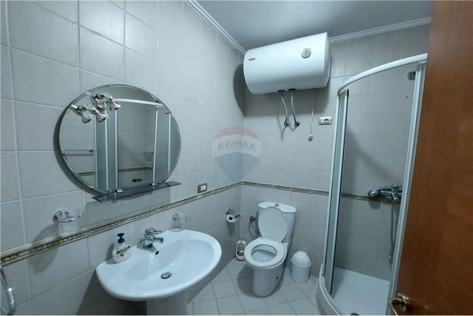 Tirane, jap me qera apartament 2+1+Aneks+Ballkon Kati 3, 130 m² 700 € (rruga e elbasanit)